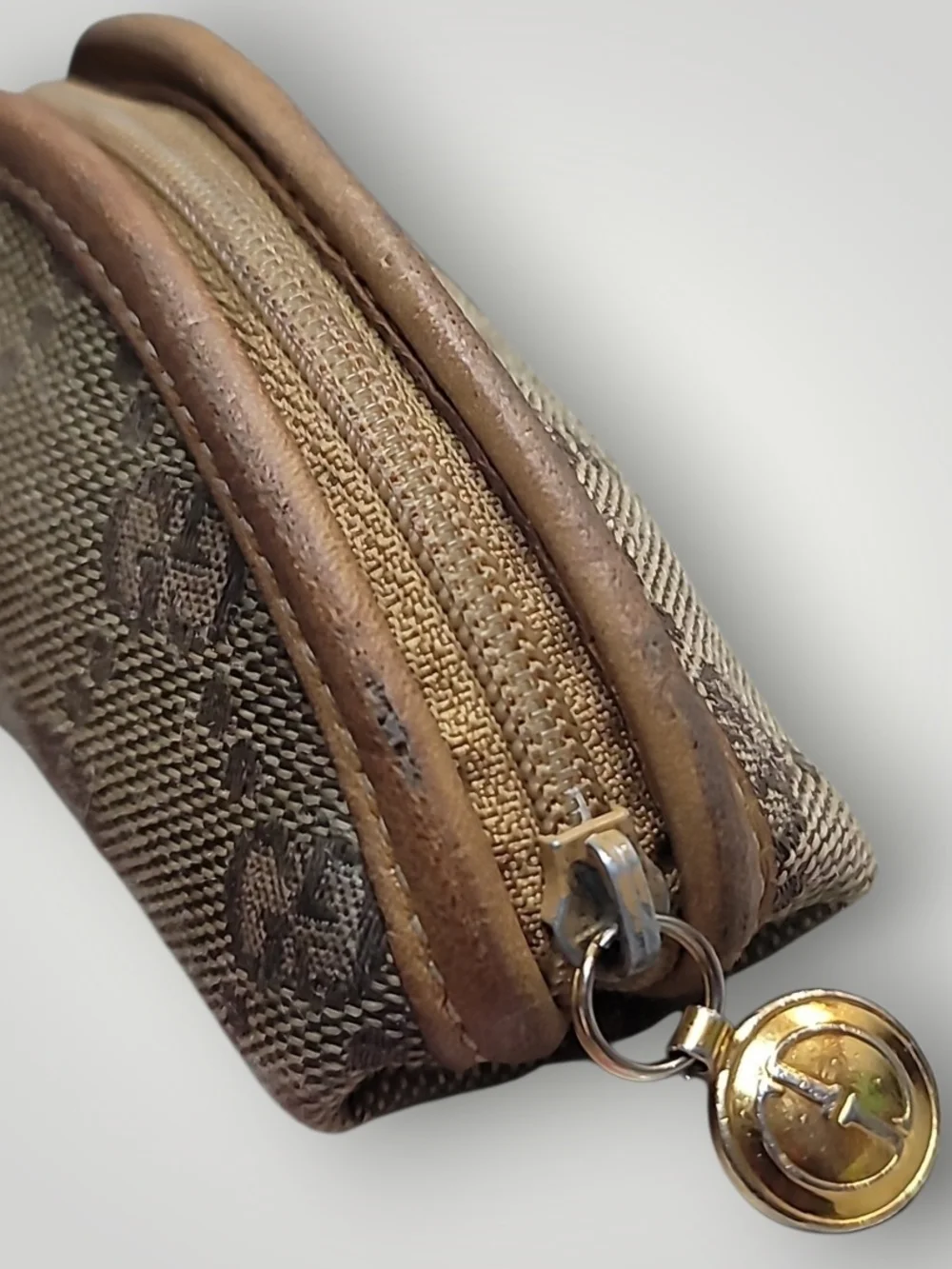 Gucci micro-GG monogram canvas shell coin case Preloved